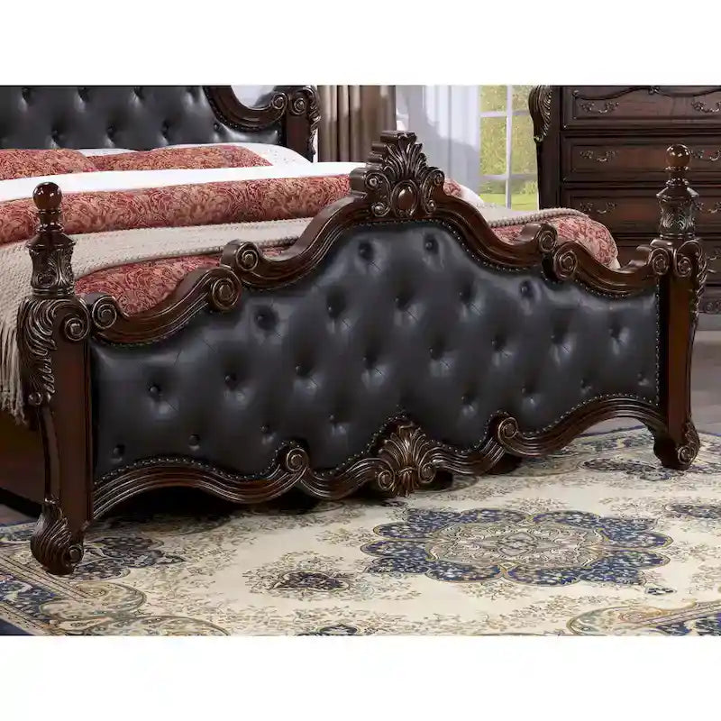 Lit à panneaux quatre-poteaux Eugène en similicuir touffeté à boutons, de style traditionnel