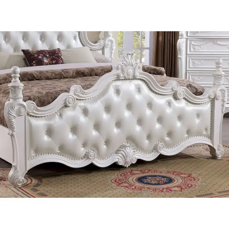 Lit à panneaux quatre-poteaux Eugène en similicuir touffeté à boutons, de style traditionnel