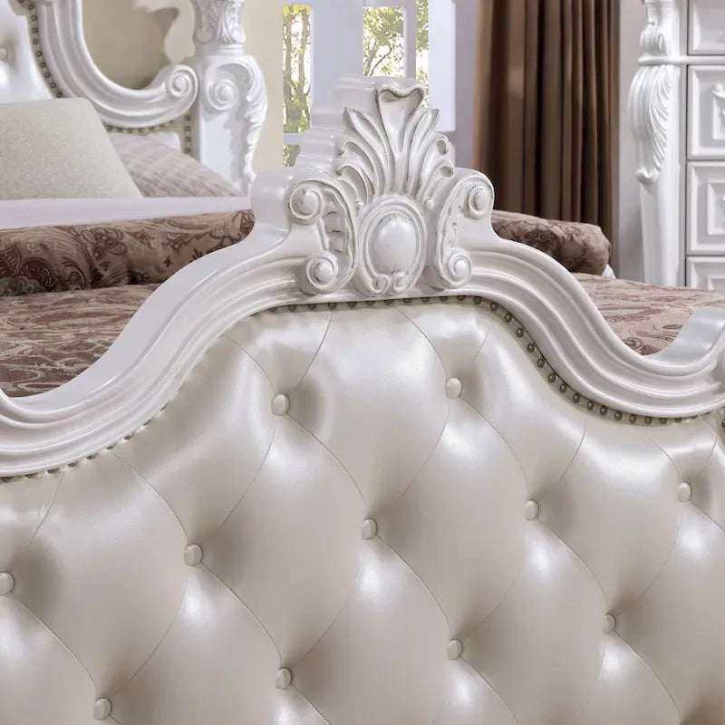 Lit à panneaux quatre-poteaux Eugène en similicuir touffeté à boutons, de style traditionnel