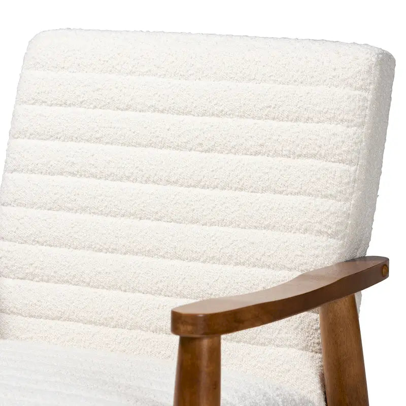 Fauteuil en tissu bouclette crème et bois de noyer de style milieu de siècle