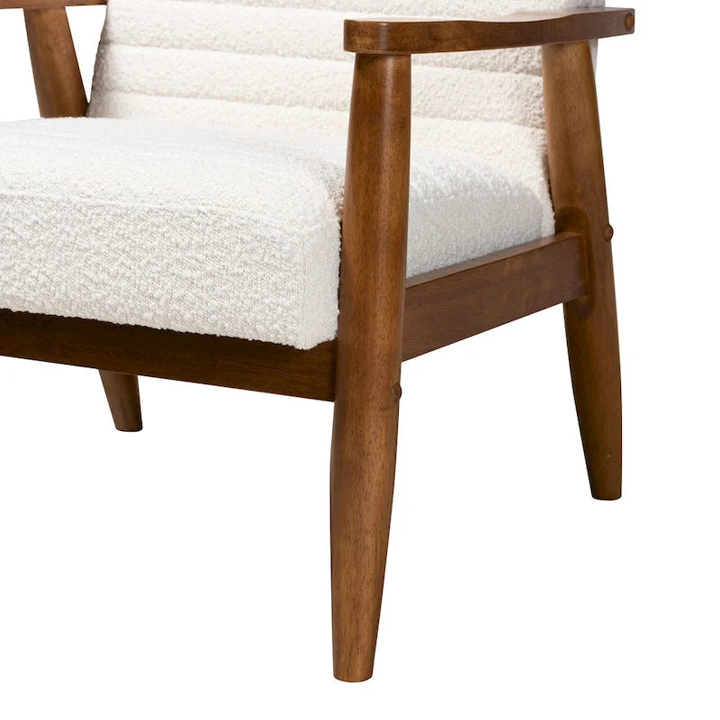 Fauteuil en tissu bouclette crème et bois de noyer de style milieu de siècle