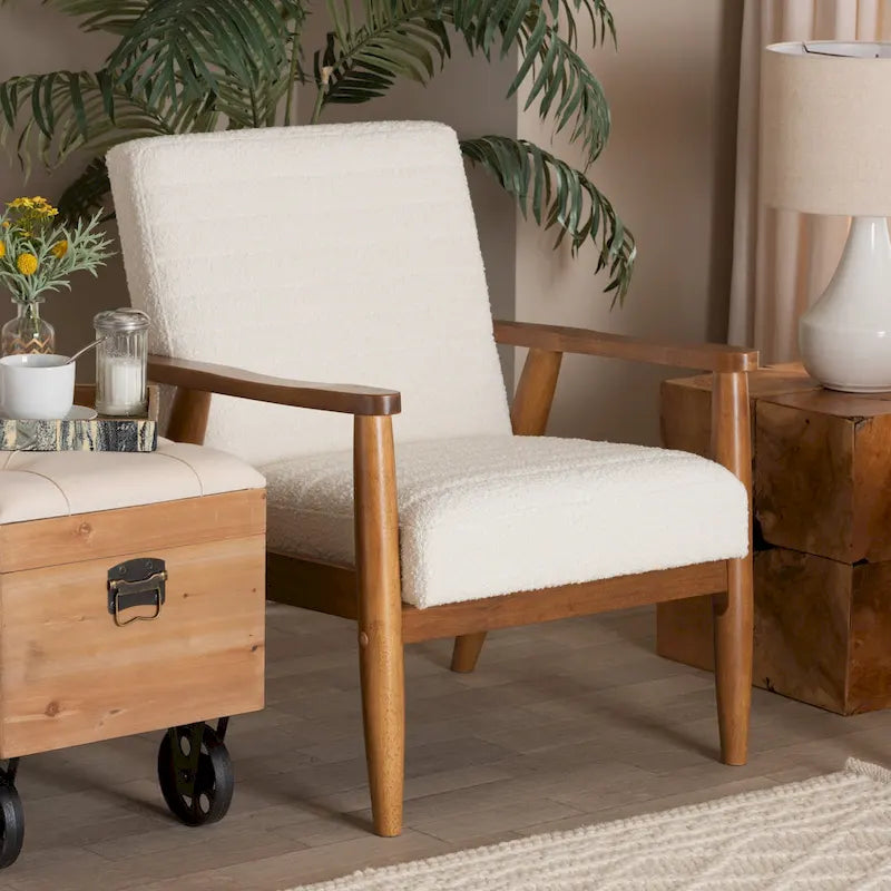 Fauteuil en tissu bouclette crème et bois de noyer de style milieu de siècle